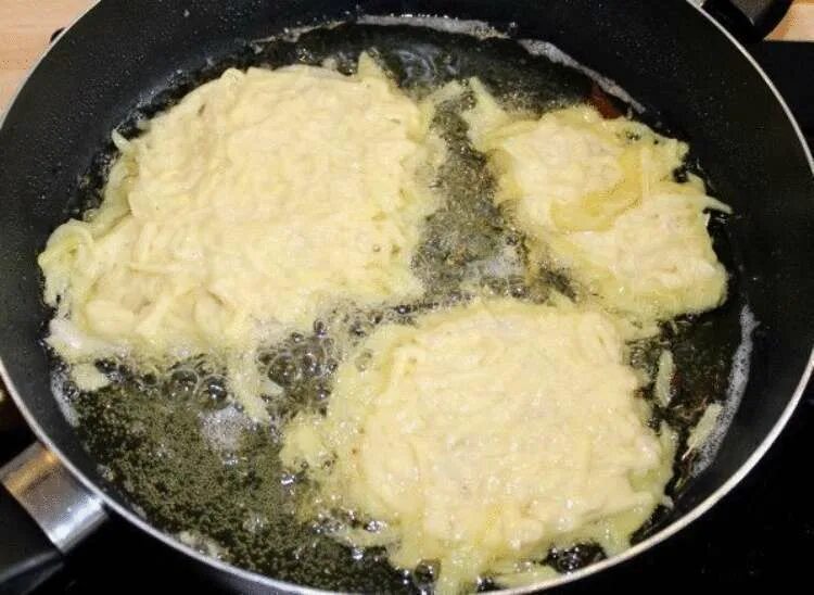 Куриное филе под картофельным. Куриное филе в картофельной шубе. тертая картошка на сковороде. куриная грудка в картофельной шубке на сковороде. курица с натертой картошкой на сковороде.