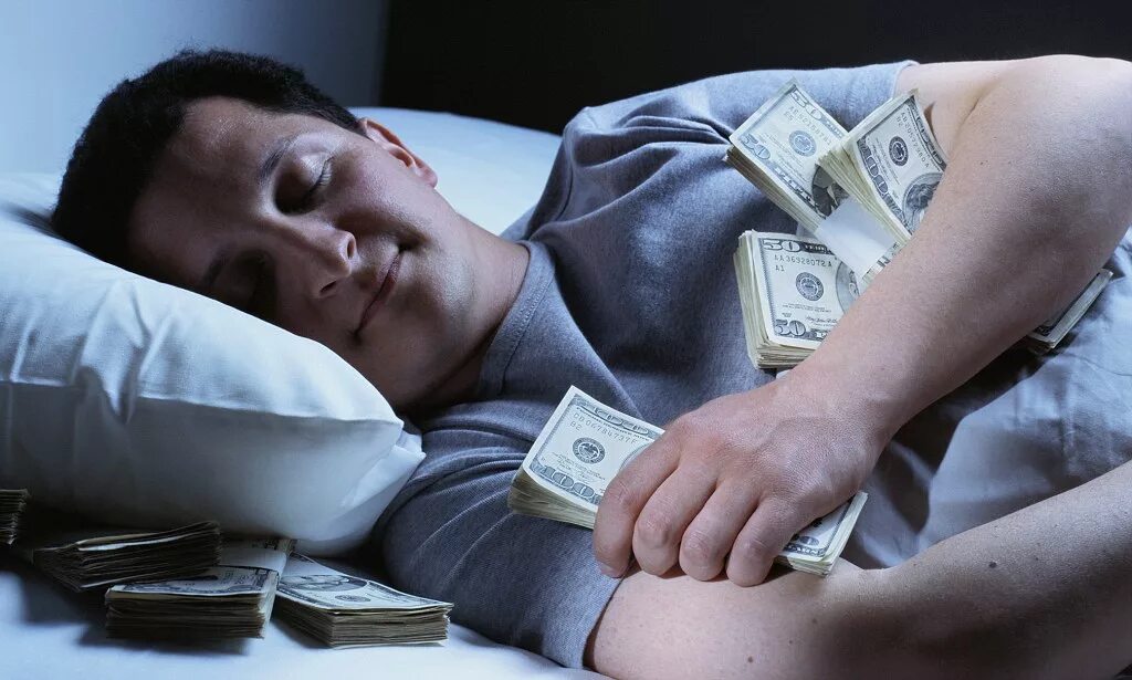 Мешок во сне к чему снится. Мужчина с деньгами. Человек под деньгами. Лежат на деньгах.