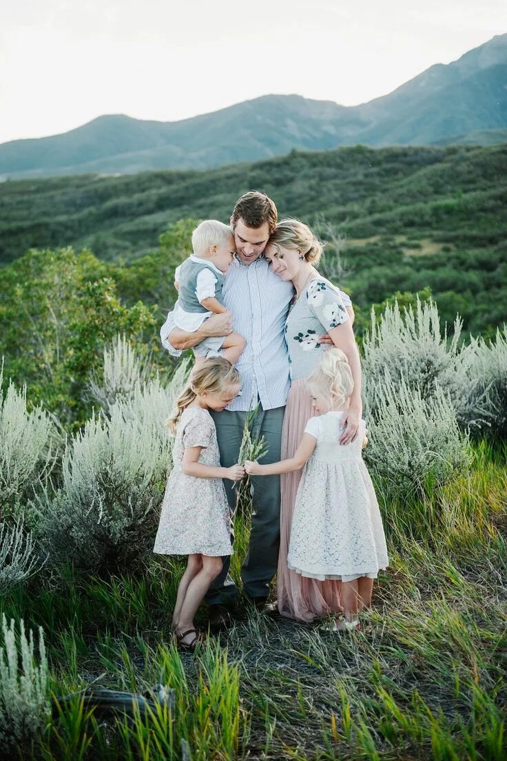 Go love family. Семейная фотосессия. Семейная фотосессия на природе. Стиль для семейной фотосессии. Семейная фотосессия в винтажном стиле.