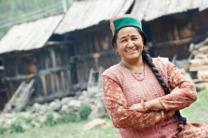 Village woman. Индийская деревенская девушка. Женщины в деревне Индии. Химачал- Прадеш девушка в бусах. Сидящие Индийцы в деревне.