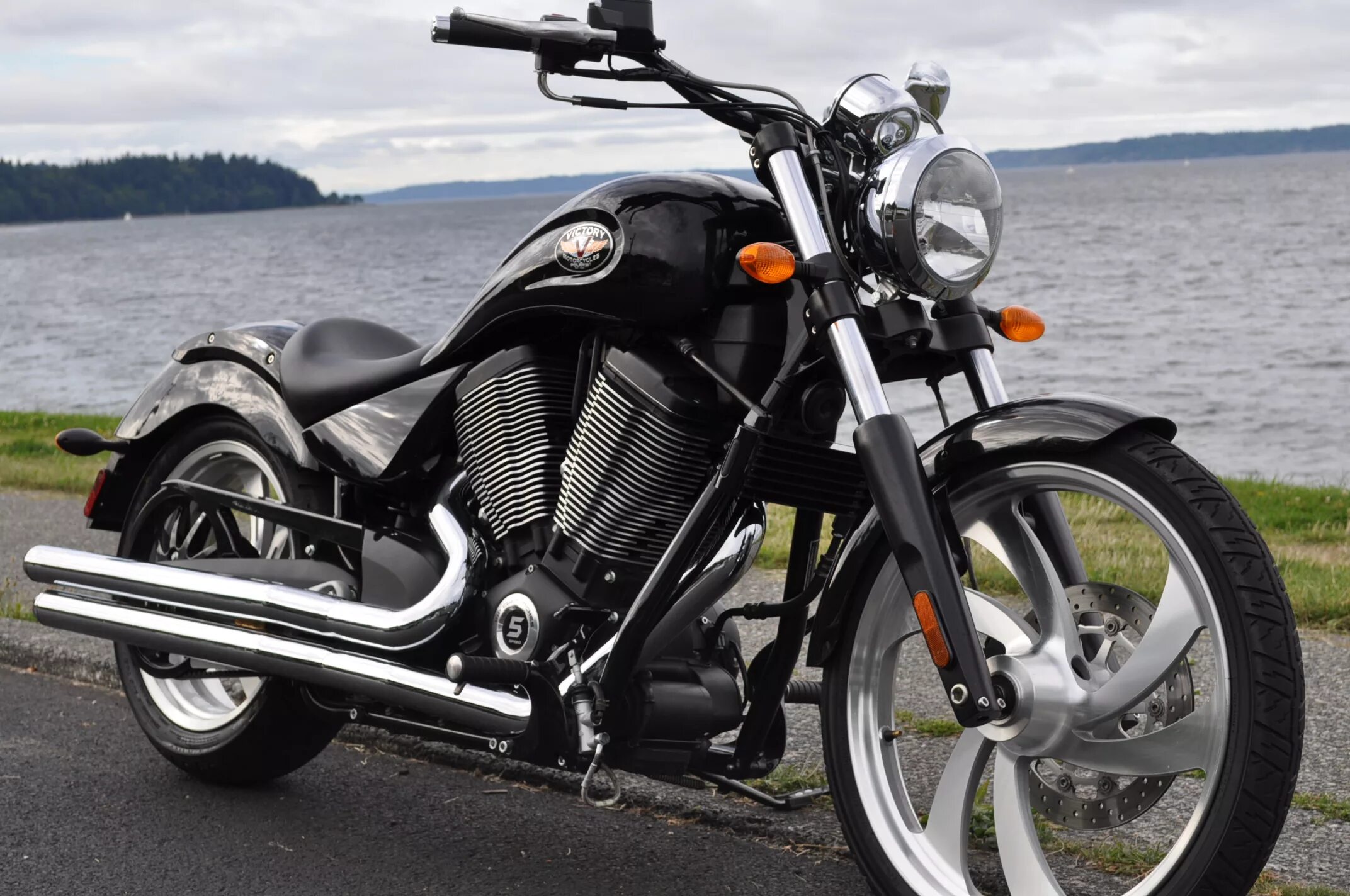 Suzuki vs 1400 intruder. Городские круизеры. Мотоцикл чоппер харлей. Чоппер круизер мотоцикл. Ямаха xvs 950 midnight star.