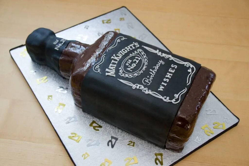 Бутылка с днем рождения мужчине. Торт в виде бутылки. Торт бутылка коньяка. Торт с бутылкой виски. Торт мужчине в виде бутылки виски.