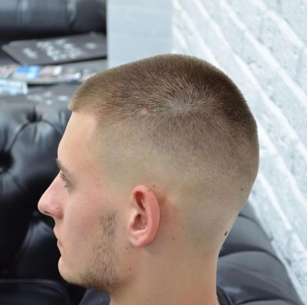 короткие мужские стрижки под насадку. стрижки под насадку мужские. стрижка ежик арон пайпер. стрижка под насадку. вентворт миллер 2021.