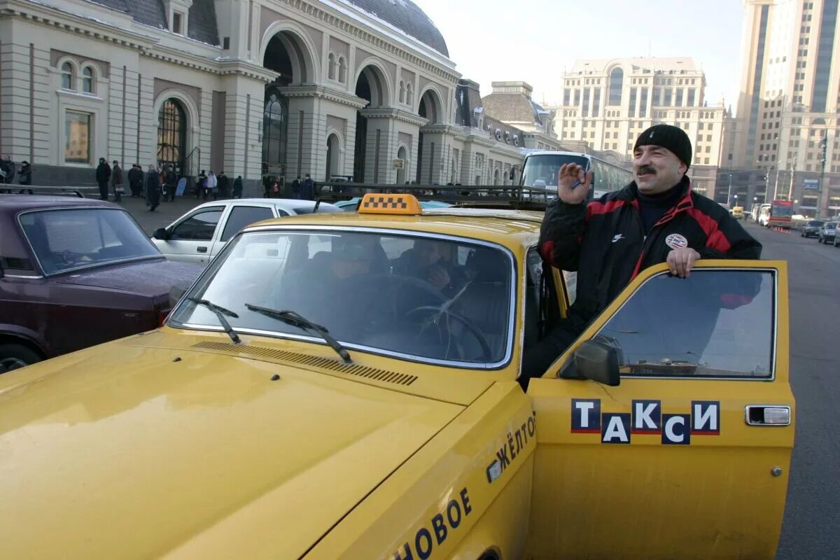 Таксист. Таксист фото. Таксист года. Современное такси. Жадный таксист.