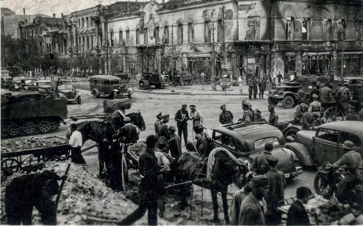 железнодорожный вокзал ростов-на-дону 1943. оккупация ростова на дону 1942. оккупация ростова на дону 1942. ростов на дону в годы оккупации. немцы в ростове на дону 1942.