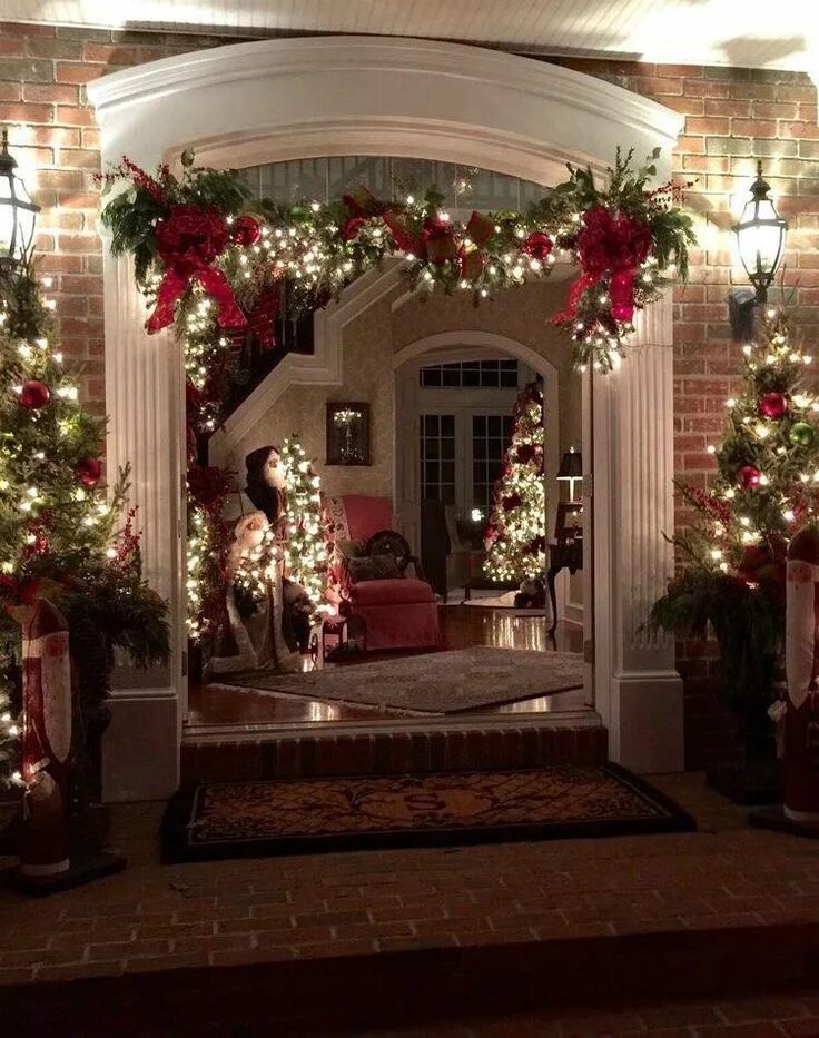 Dress Your Home to Impress with These Outside Christmas Decorations-Entryway Fal