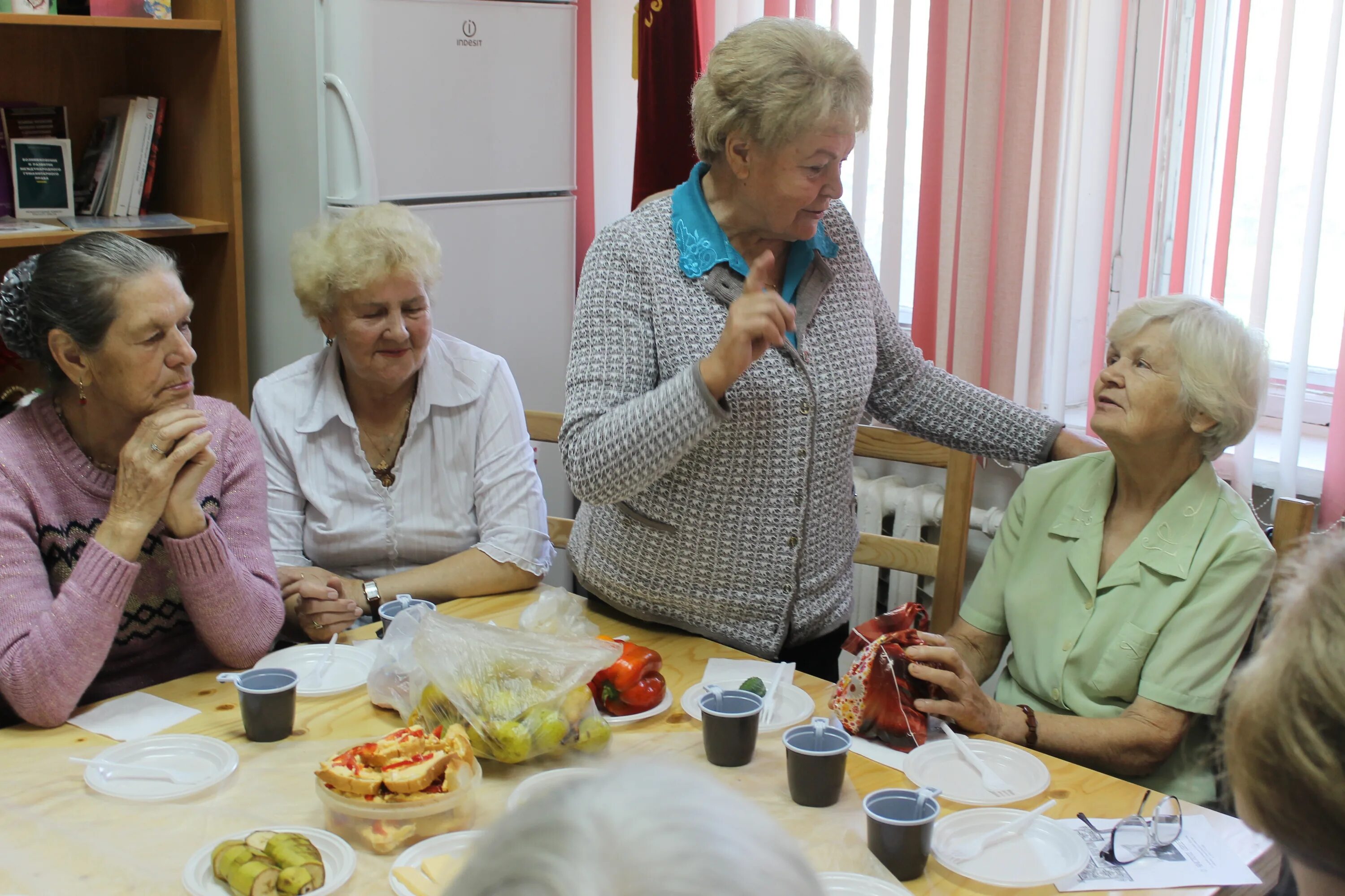 Кружки рукоделия для пенсионеров. Баннер для пожилых людей. Игры в доме престарелых. Арт-терапия для пожилых людей. С праздником пожилых.