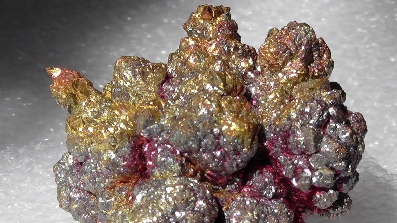 Самородная медь с кристаллами. Кристалл меди. Кристалл меди. Руда медный колчедан. Самородная медь минерал камель.