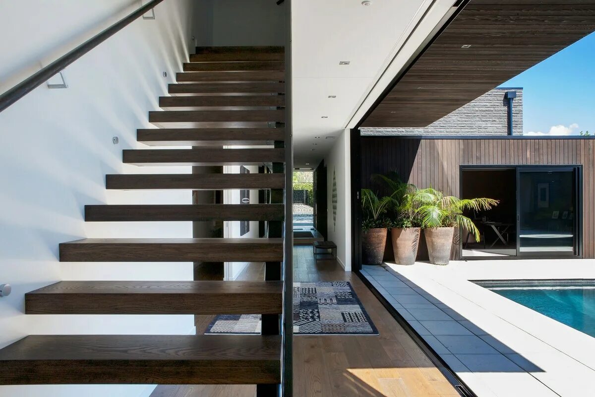 Красивый второй этаж. Деревянные лестницы в современном стиле. Стильные лестницы в современном стиле. Лестница в частном доме. Современная лестница в доме.