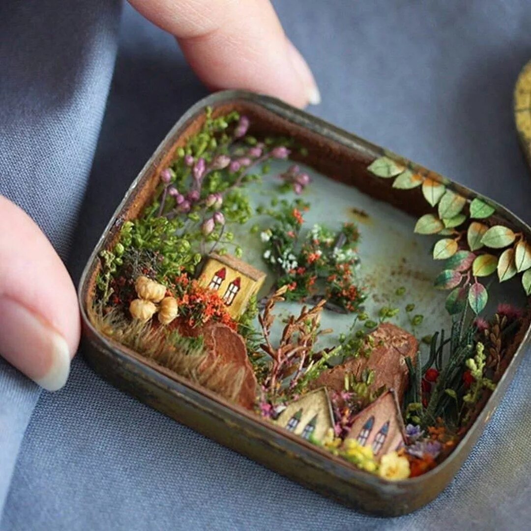 Миниатюра в орехе. Миниатюра поделки. Деревянный домик миниатюра. Миниатюра поделки. Мини поделки.