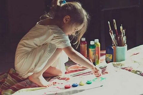 Рисунок девочки которая рисует