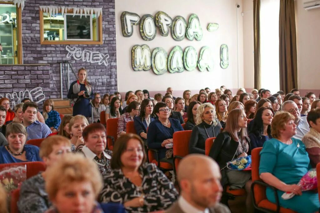 Медицинский колледж электросталь. Колледж медицинский Электросталь директор. Юбилей медицинского колледжа. Электростальский колледж Электросталь.