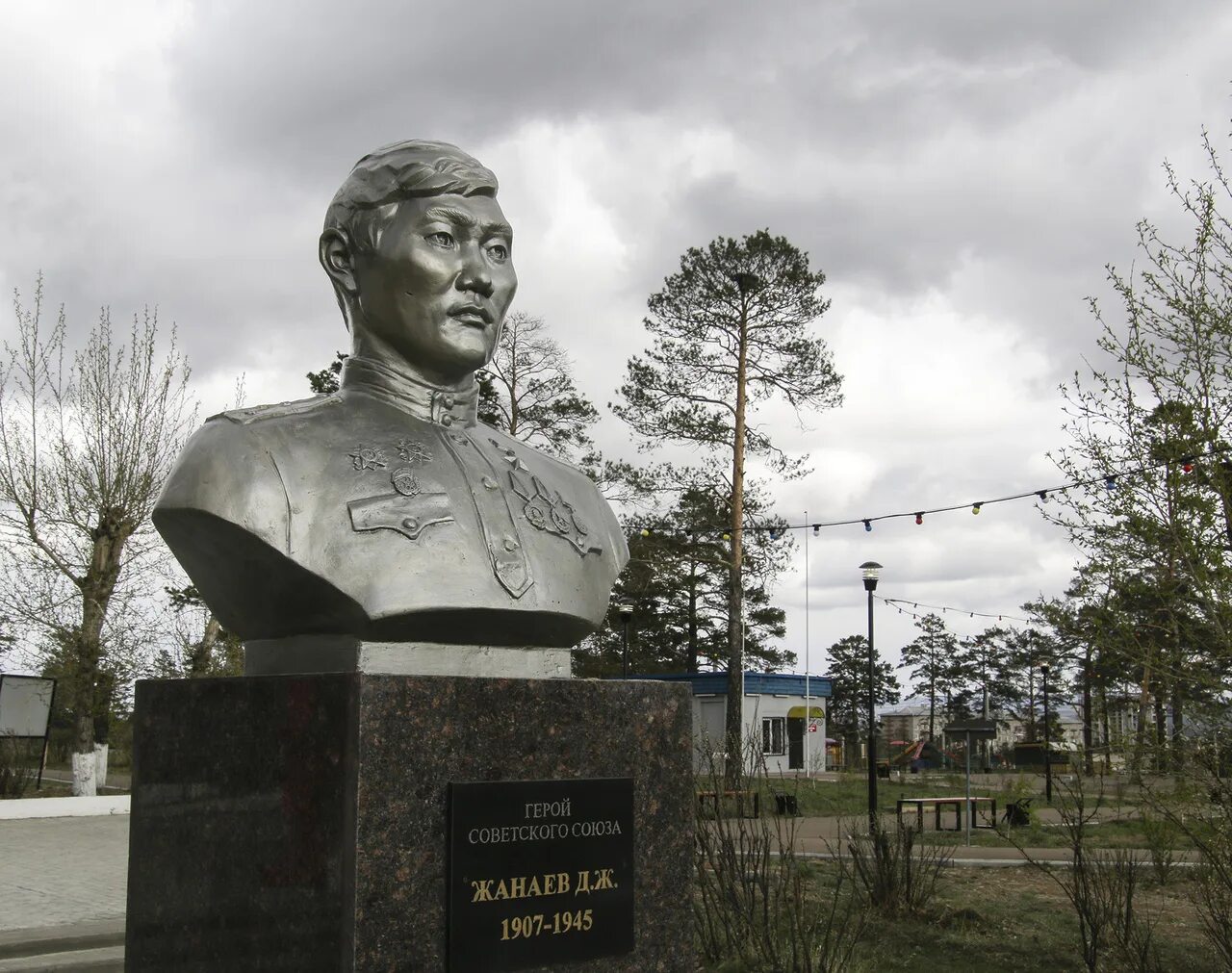 Дарма герои. Парк жанаева улан-удэ. дарма жанаевич жанаев. жанаев герой советского союза. памятник-бюст герою советского союза жанаеву дарме жанаевичу..