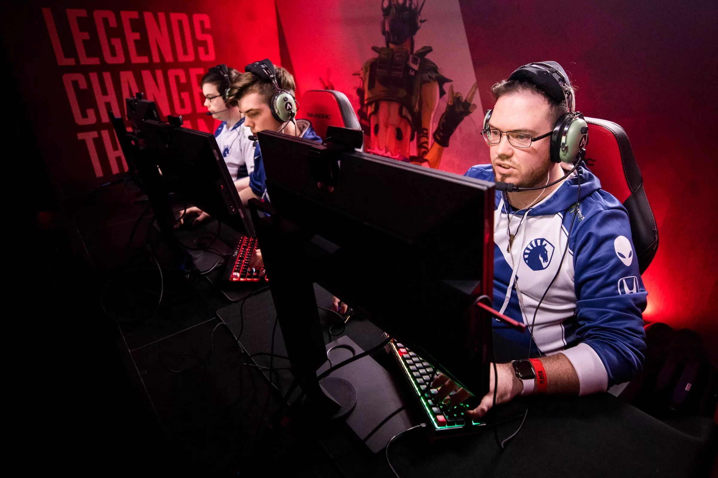 Apex player. Apex киберспортсмен. апекс киберспорт. apex legends киберспорт. apex legends players.