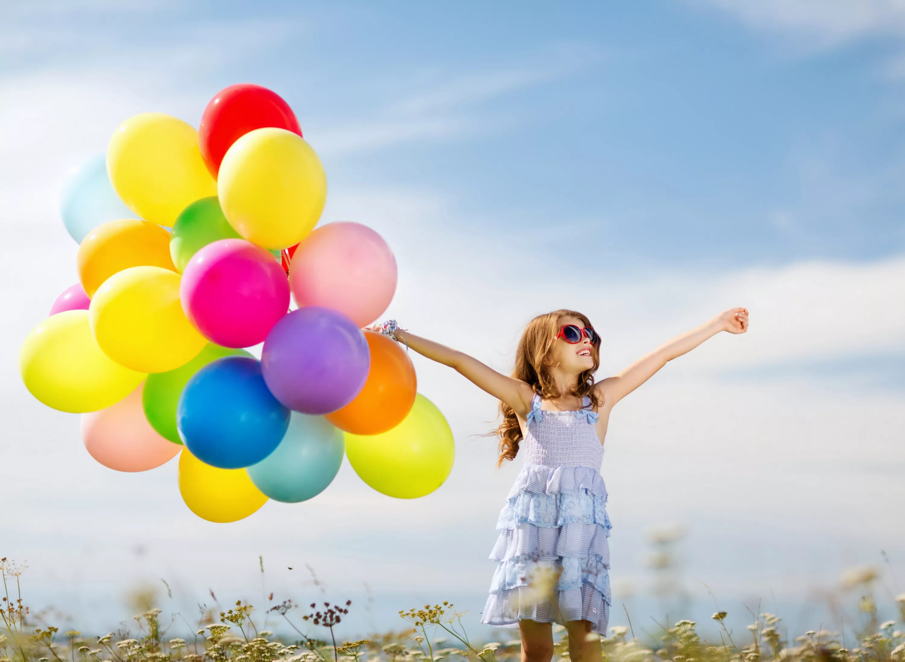 Позитивные картинки новые. Дети с воздушными шарами. Девочка с шариками. Красивые дети праздник яркий. Happy Summer дети.