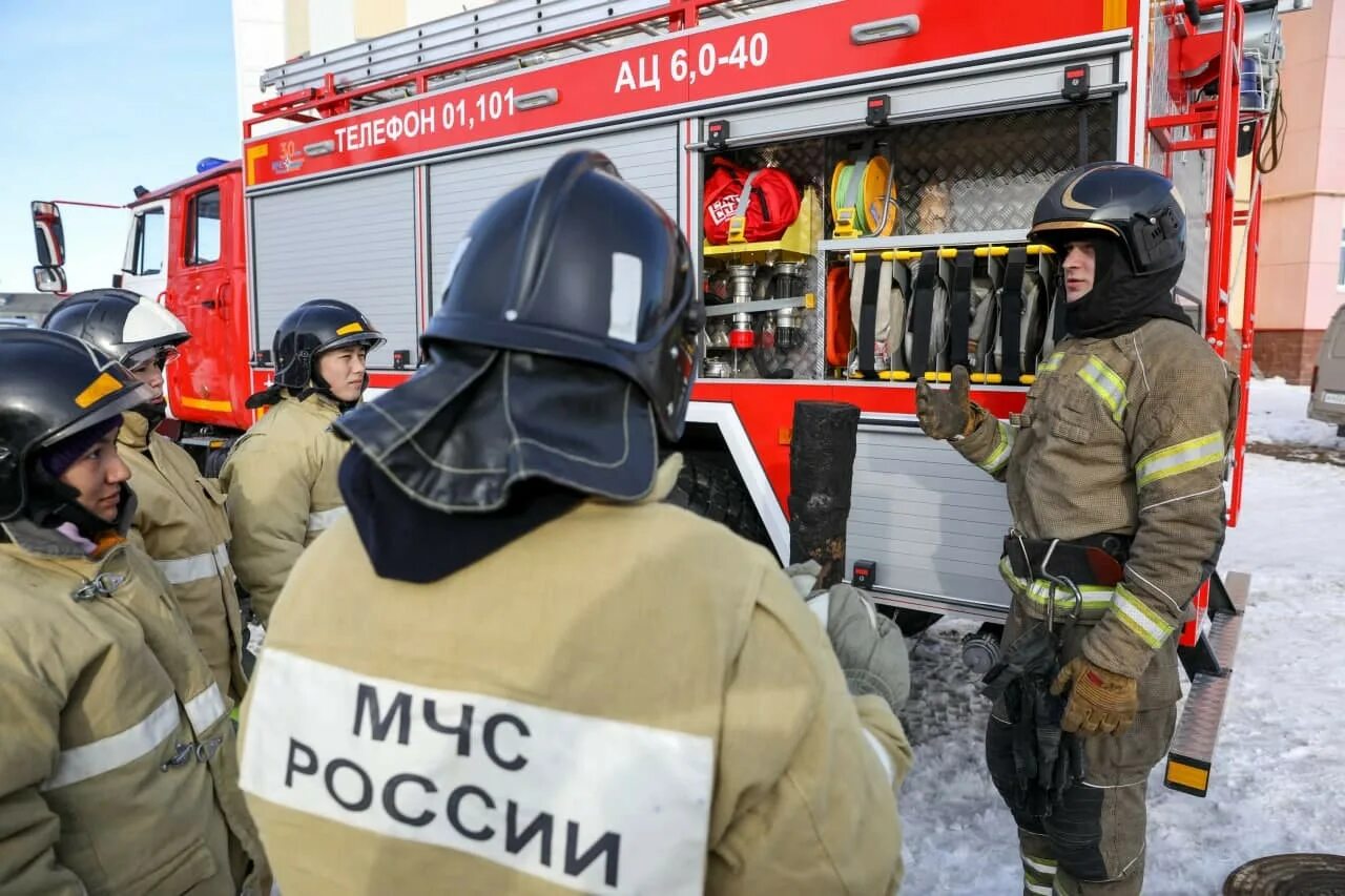 выезд пожарного автомобиля. пожарные собираются на вызов. выезд пожарных по тревоге. сбор пожарных по тревоге. сбор пожарных по тревоге.