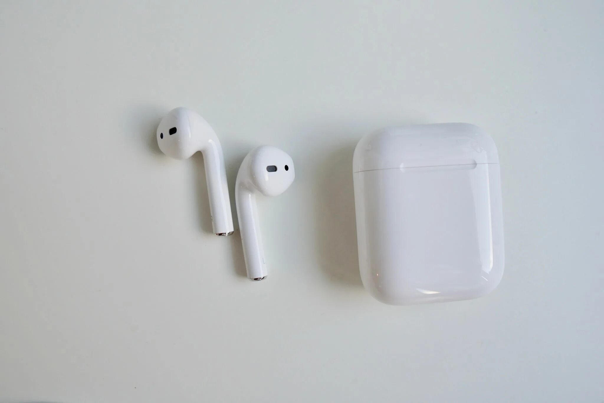 Airpods mv7n2 цены. Apple AIRPODS 2. Наушники Apple AIRPODS W/Charging Case. Apple AIRPODS 2 with Charging Case. Apple AIRPODS 1.