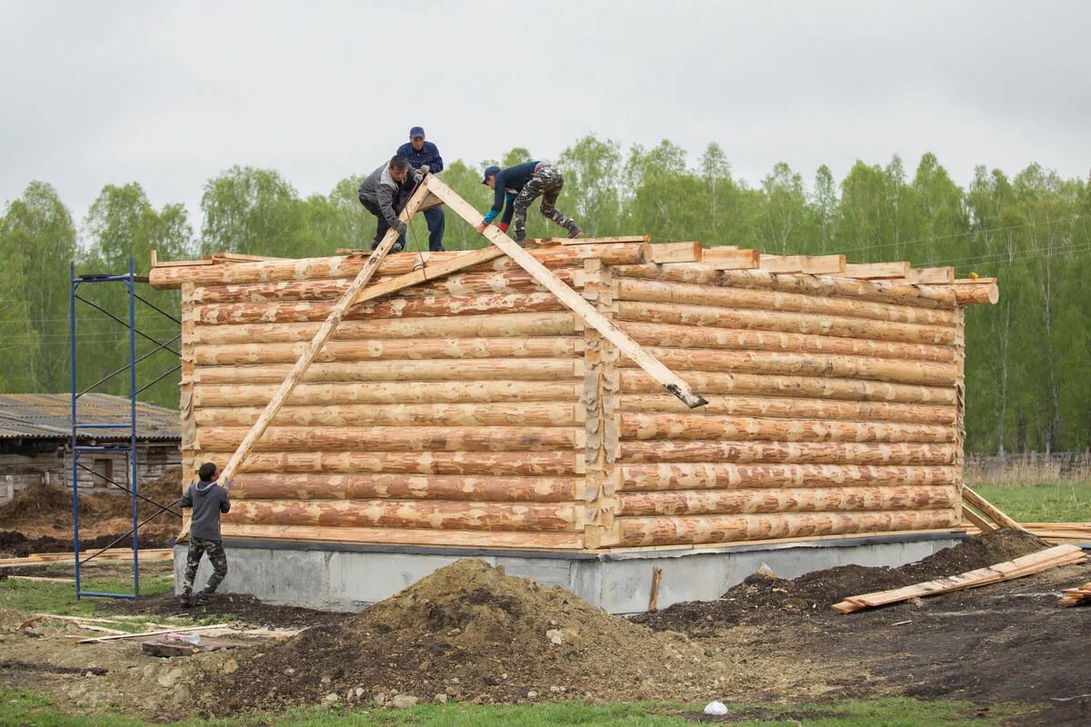Дом в деревне постройка. Стройка дома. постройка дома в деревне. постройки в селе. стройка домов в деревне.