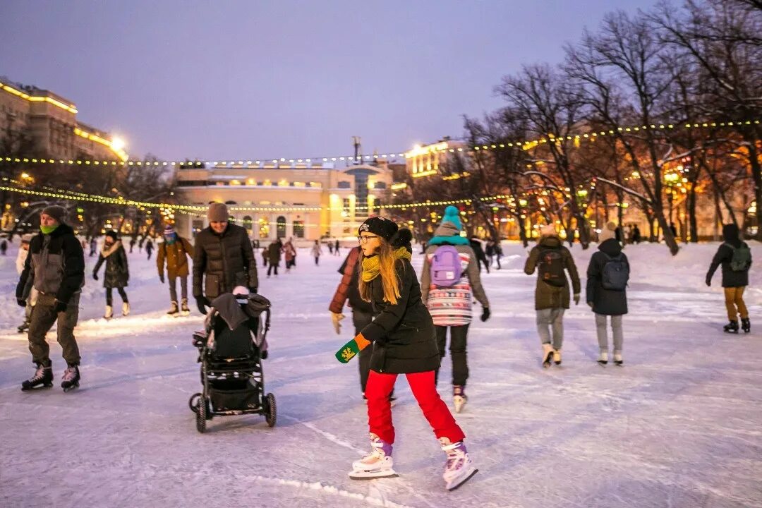 Каток на чистых прудах. Каток в саду Баумана. Каток в саду имени Баумана, Москва. Каток сад Баумана 2024. Катки москвы вакансии