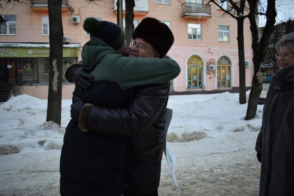 День обнимашек акция. Акция объятия первых движение первых. Акция посвященная международному дню объятий. Табличка обними меня. Акция родные объятия к 23 февраля.