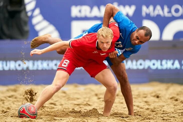 Чм 2024 1 4. Чемпионат профессионалы 2024. Чм 2024 1 4. Розыгрыш мяча в футболе. Бразильская команда по пляжному футболу.