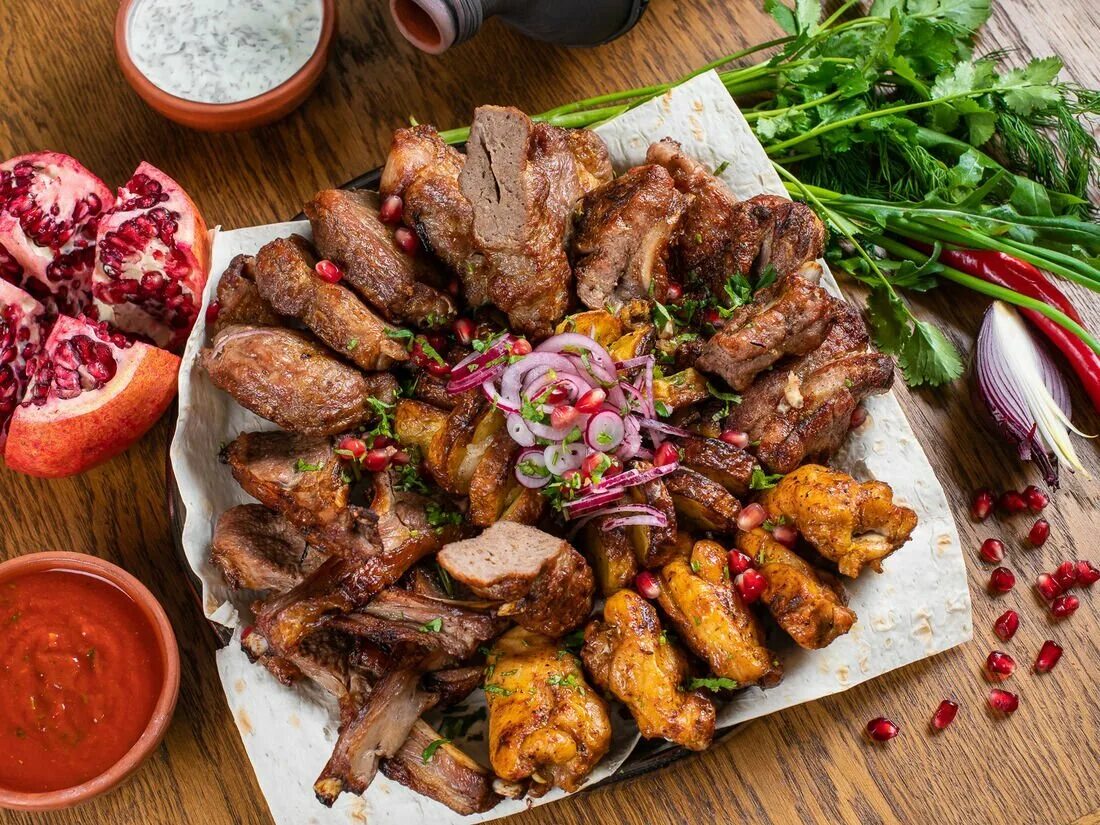 Кавказский пандок. Шашлык ресторан. Шашлычная ресторан. Шашлык ресторан. Мцвади свиной.