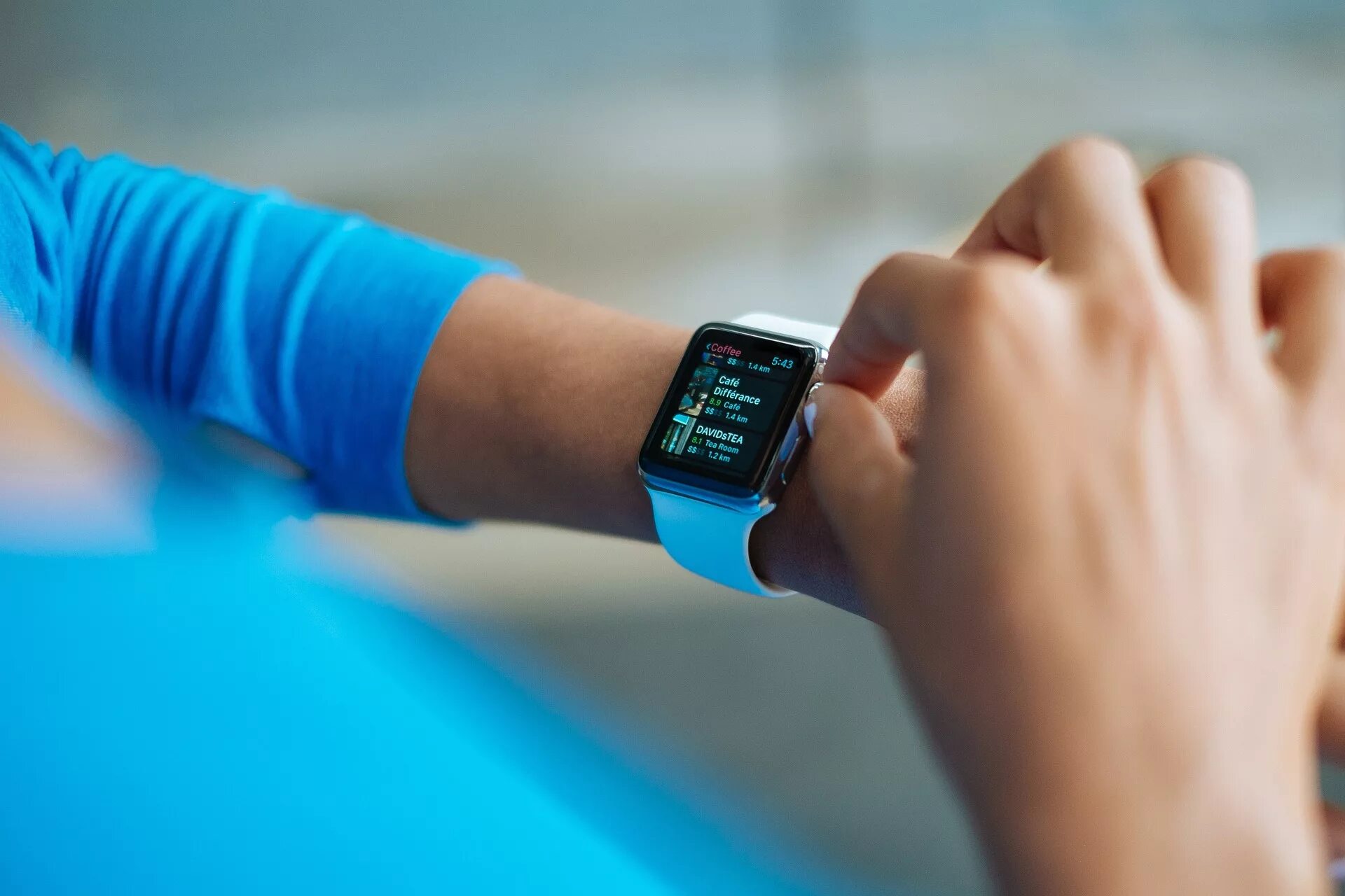 Контроль здоровья часами. Эпл вотч 2022. Часы эпл вотч детские. Apple watch 2022. Часы смарт вотч на руке.