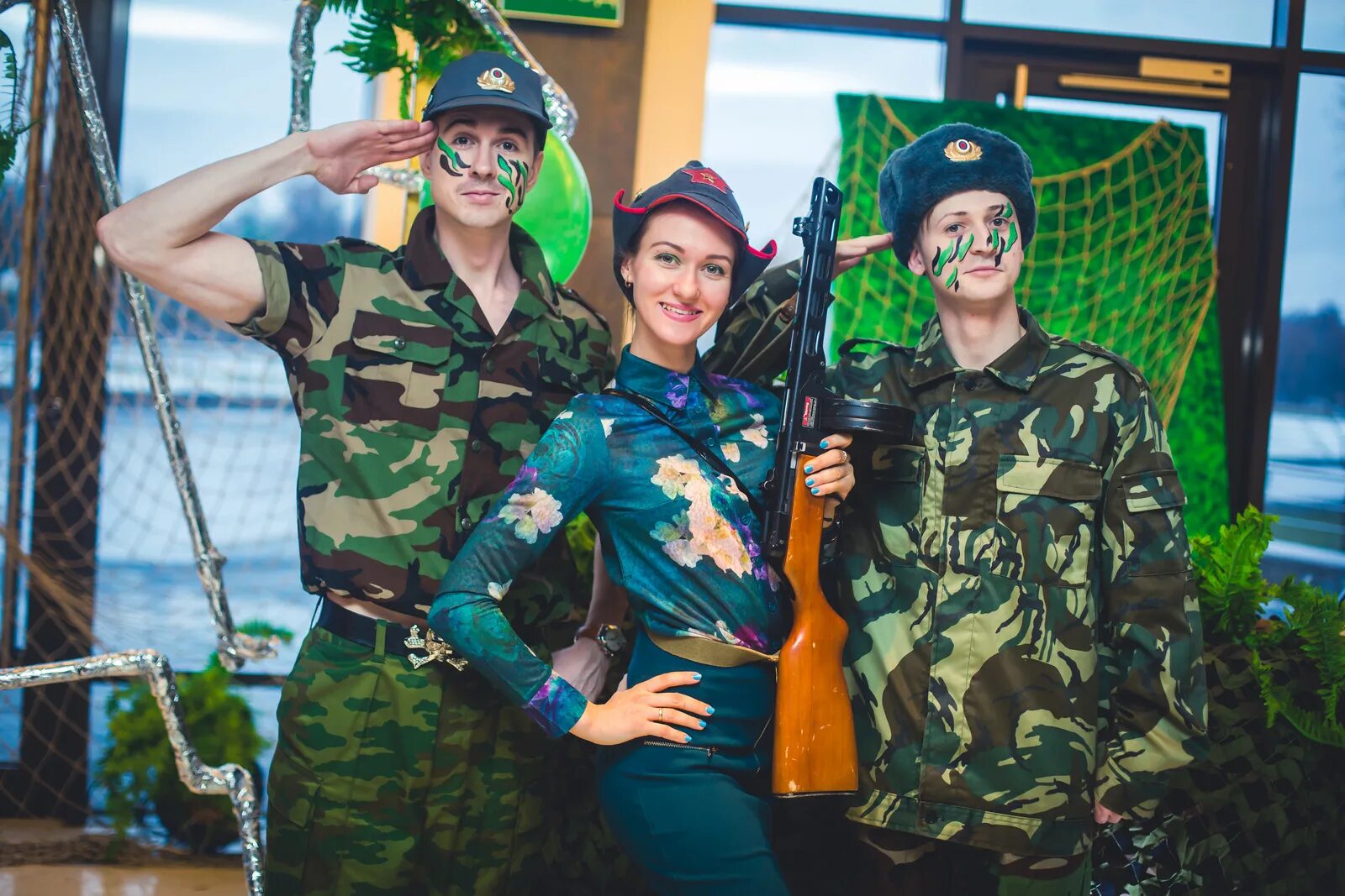 Милитари вечеринка для детей. Аниматоры для вручения подарка на 23 февраля. Празднование 23 февраля в офисе. Корпоратив 23 февраля. Наряд на 23 февраля девушке.