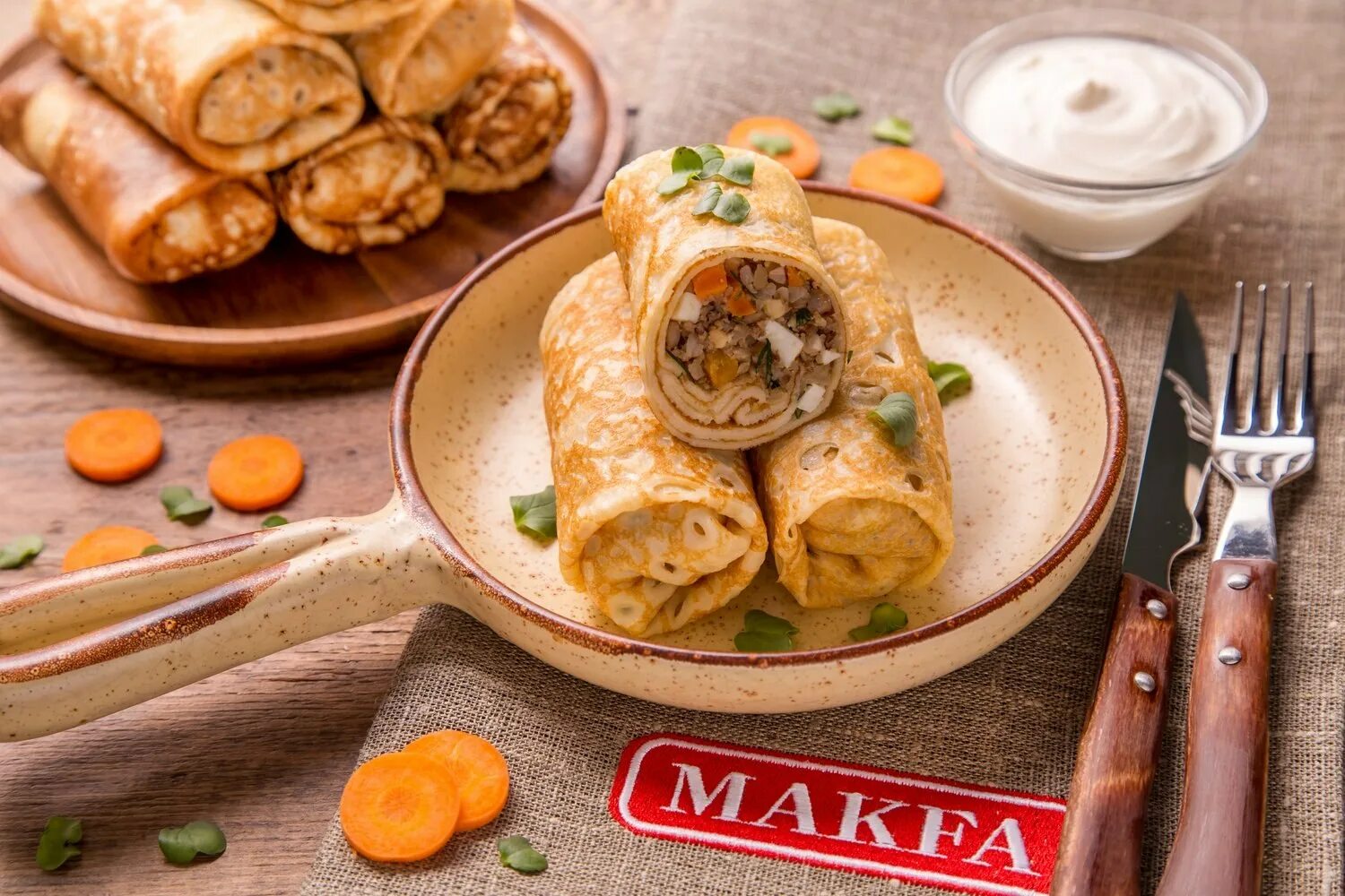 Блинчики с куриным фаршем. Блинчики с мясом. блинчики с курицей. блины фаршированные мясом. блины с мясной начинкой.