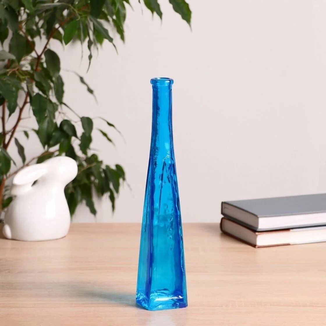 Сортовое стекло. Ваза - пирамидка большая "стрелки". Вазы цветные матовые. Ваза стрелка четырехгранная прозрачная. Ваза стекло прозрачная синяя.