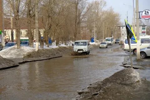 Жители построили дамбу
