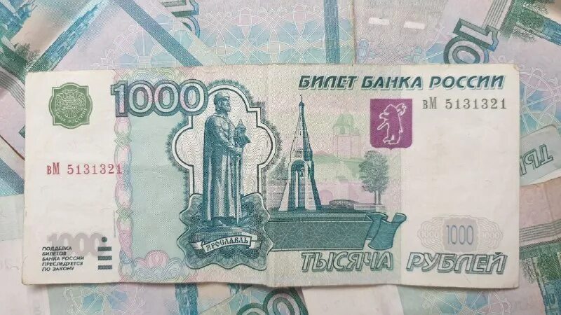 1000 рублей 1997 (модификация 2004 года) unc. 100 долларов пачка вид сбоку. 10000р в долларах. 10 000 долларов купюра. 10000 долларов.
