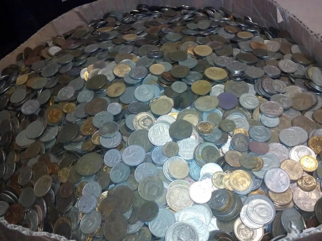 Много монет. Много монет и много денег машины. Обои на телефон деньги. Металлические деньги. Мешочек с золотыми монетами.