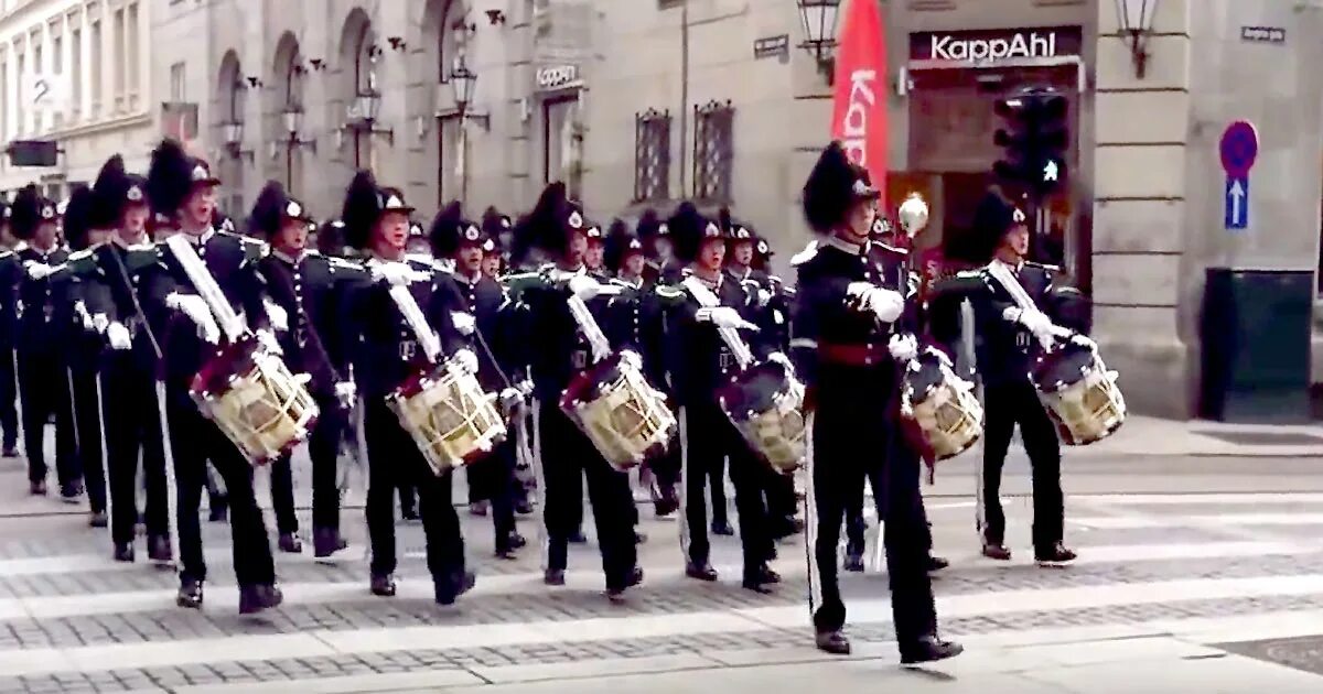 Марш под славянку в тайланде. Прощание славянки норвегия королевский оркестр. норвегия марш. королевский оркестр норвегии. королевская гвардия норвегии.