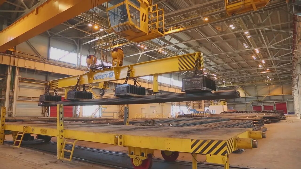 Траверсы для металла. Магнитный захват для листового металла. магнитные траверсы для листового металла. мостовой магнитный кран. мостовой кран с траверсой.