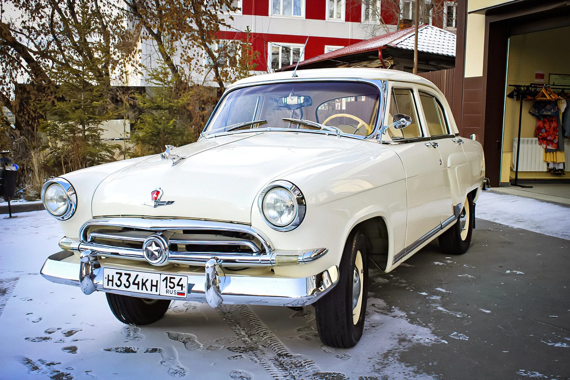 газ 21 металлик. олень на волге газ 21. газ-21 волга хамелеон. волга газ 21 олень на капоте. газ 21.