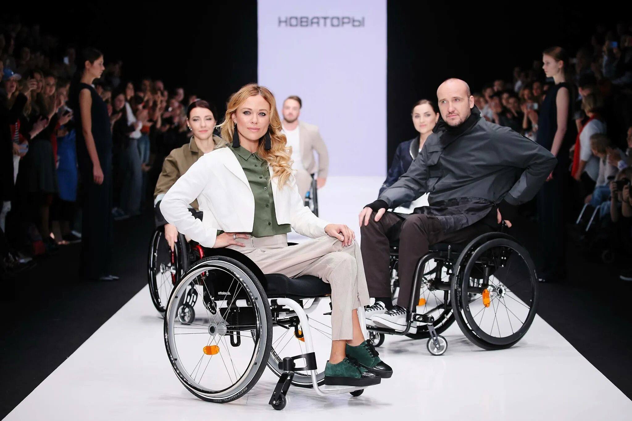 Инвалид на коляске. Инвалид фотосток. Доступная среда для людей с ограниченными возможностями. Инвалиды без ограничений. Инвалид на коляске.