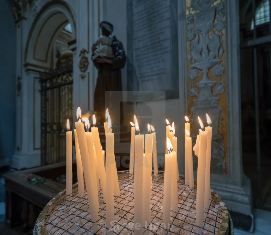 алтарные свечи в церкви. молитвенная свеча. свет в алтаре. алтарь со свечами. алтарь со свечами в церкви.