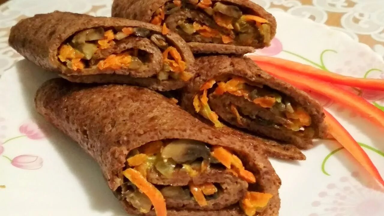 блины с печенью куриной. рулет из печеночного паштета. печёночный трубочки фаршировочные. начинка с печенью. печенье с жареным луком.