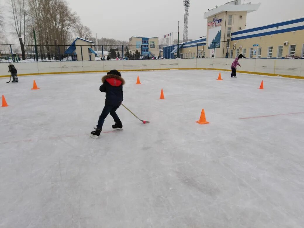 Каток шахтер. Каток шахтер назарово. Стадион химик каток. Стадион шахтер кемерово. Центр спорта шахтер кемерово каток.