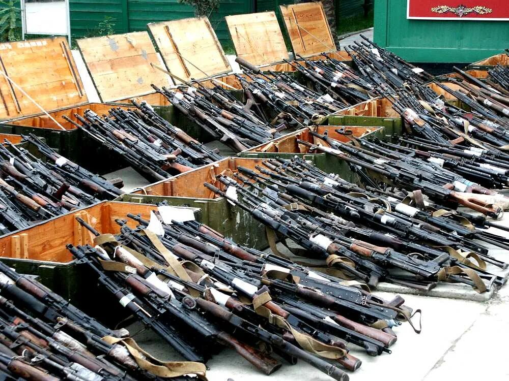 Изъятое огнестрельное оружие. Оружейный бутик калашников, москва. Магазин оружия в сша. Американское оружие. Оружейный салон омерта.