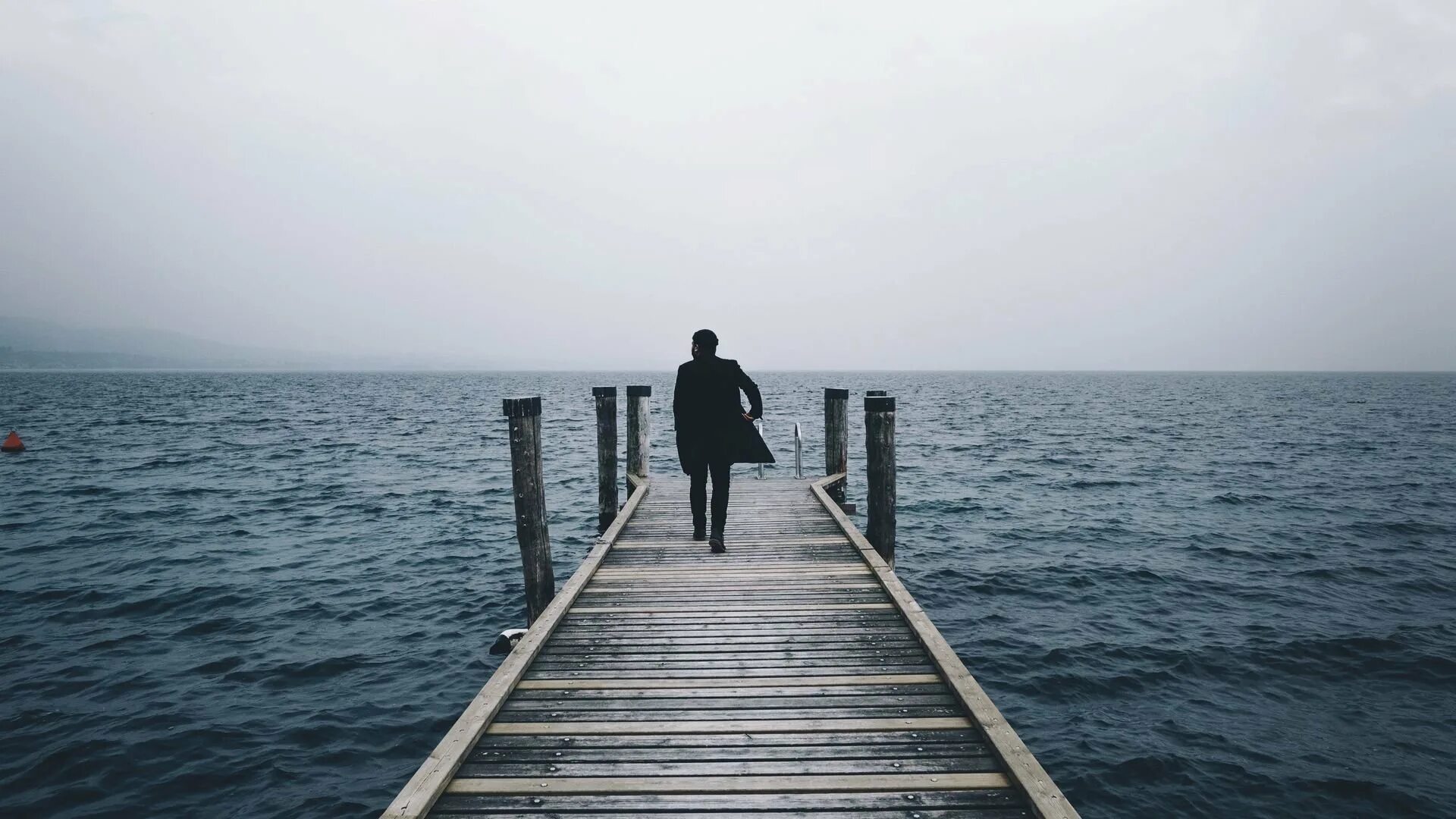 Люди на море. Это одиночество. Парень одиночество. Человек вдалеке. Одинокий человек.
