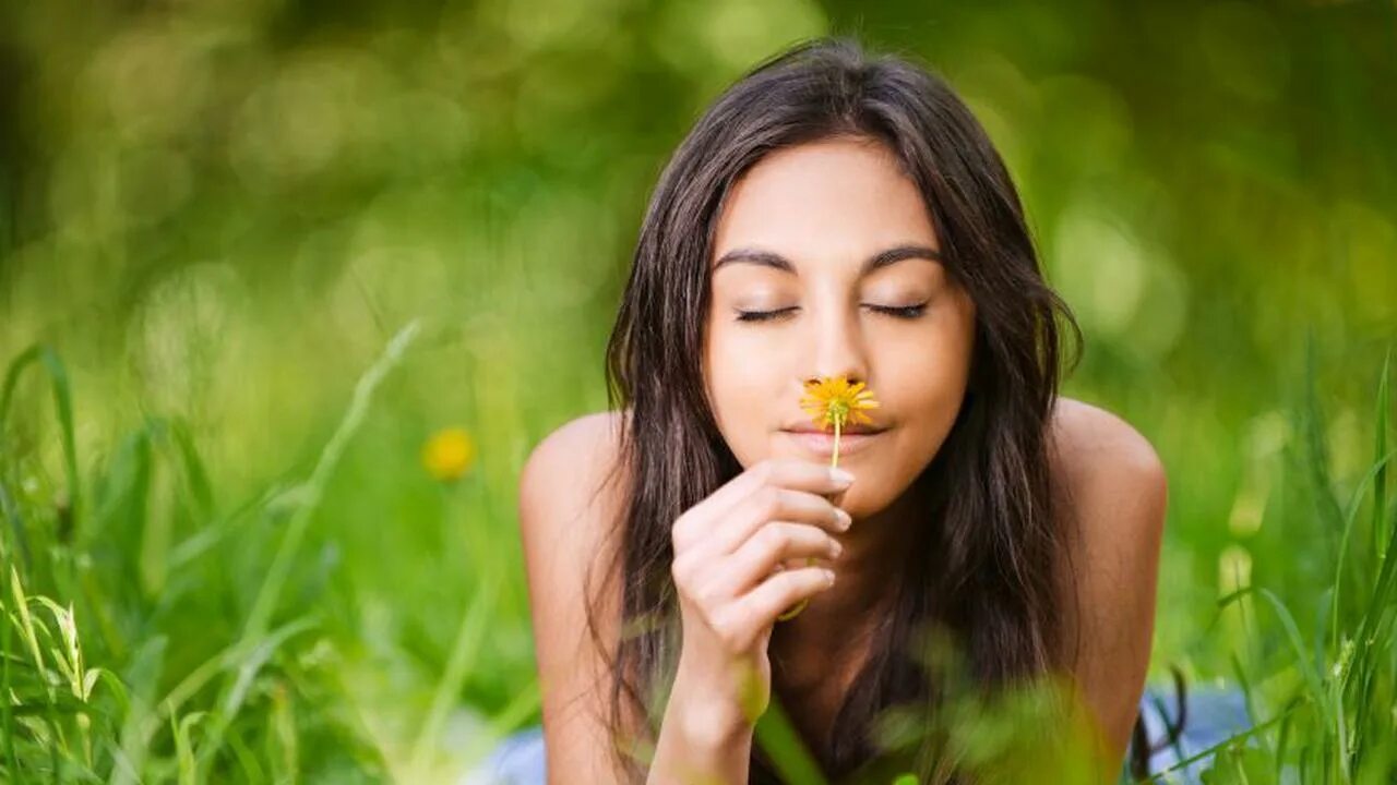 Редкое удовольствие. Наслаждение женщины. Вдыхать аромат. Человек нюхает цветок. Приятный запах.