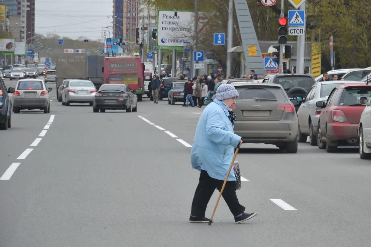 Пешеход в неположенном месте. Бабка на дороге. Переходит дорогу в неположенном месте. Пешеход на проезжей части.