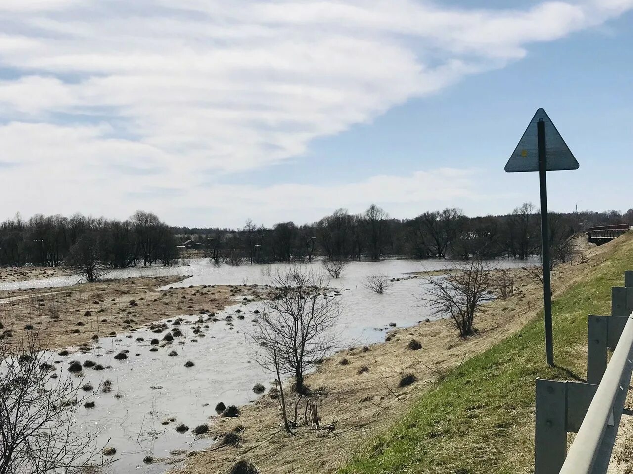 Уровень воды в жиздре козельск сегодня. Разлив угры в Калуге. Разлив воды в Козельске. Наводнение в Козельске 2022. Разлив угры 2022.