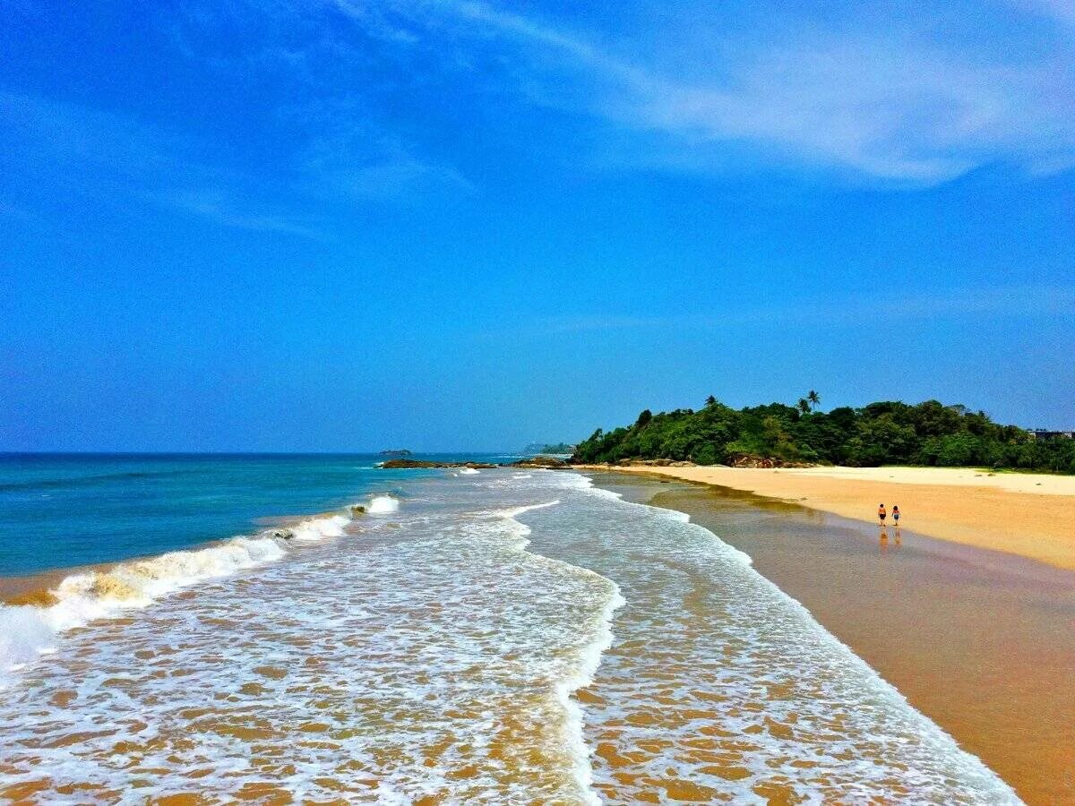 Когда лететь на шри ланку. Пляж Хиккадува Шри Ланка. Пляж Хирокития Шри Ланка. Пляж Бентота Шри Ланка. Бентота Шри Ланка океан.