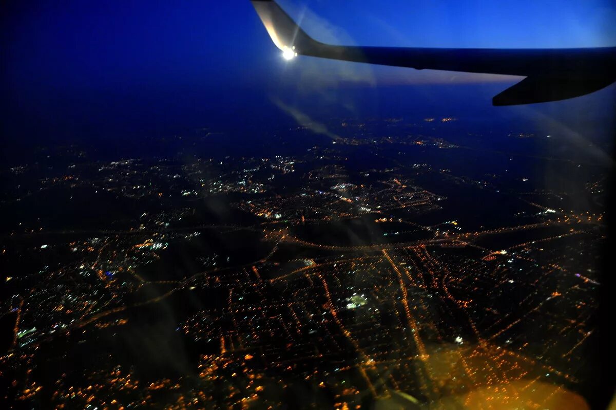 Летели над ночным городом