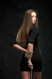 Связанные веревкой руки за спиной