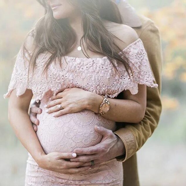 Обнимает беременную. Фотосессия беременности. Фотосессия беременных с мужем. Беременность нежность.