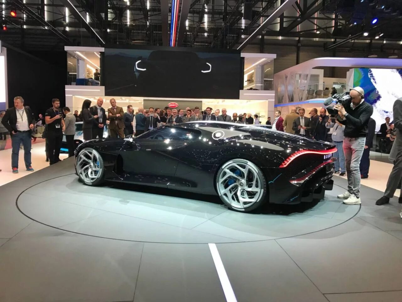 Автомобиль за 1 млн. Автосалон Бугатти. Выставка авто Bugatti. Самый дорогой автосалон в мире. Машина за 7 миллионов рублей.